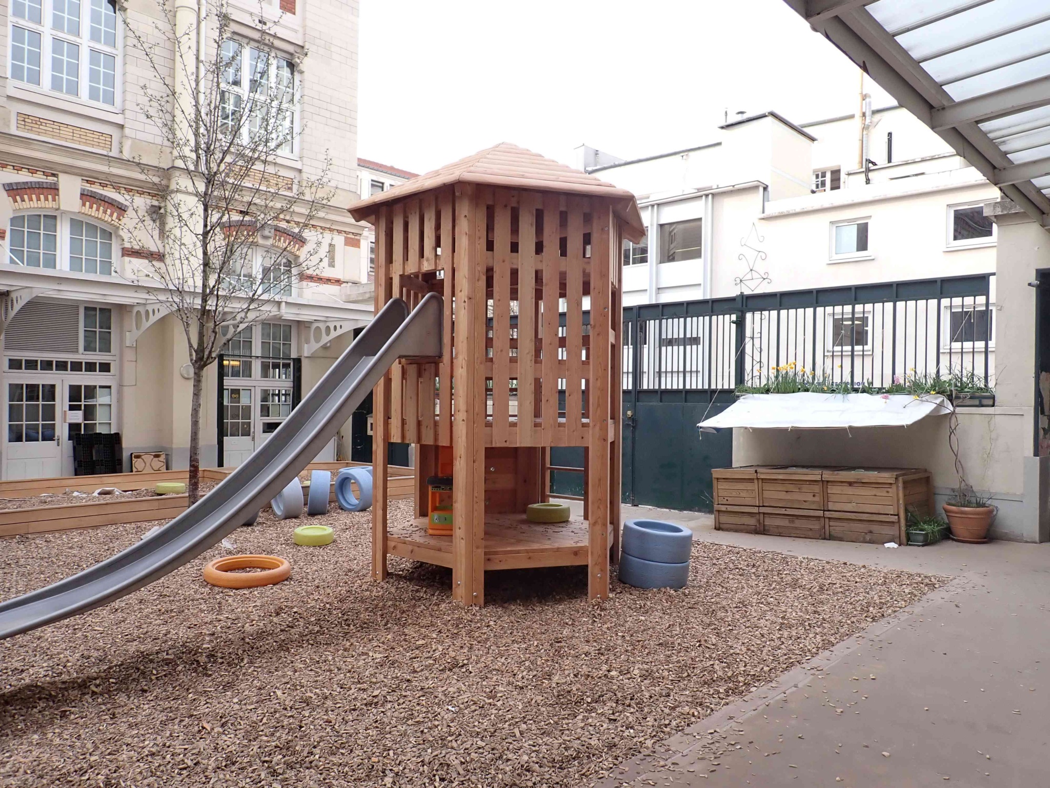 La grande structure et le compost existant qui a été déplacé. 